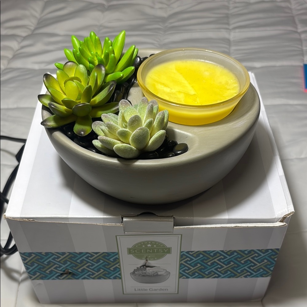 Scentsy Little Garden Warmer with Faux Succulent Accents - Picture 5 of 8